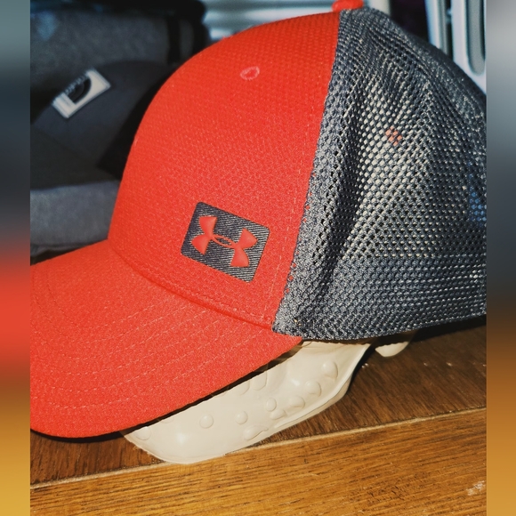 Under Armour Trucker Style w back snap Cherry Red Grey PERFECT CONDITION - Picture 2 of 4